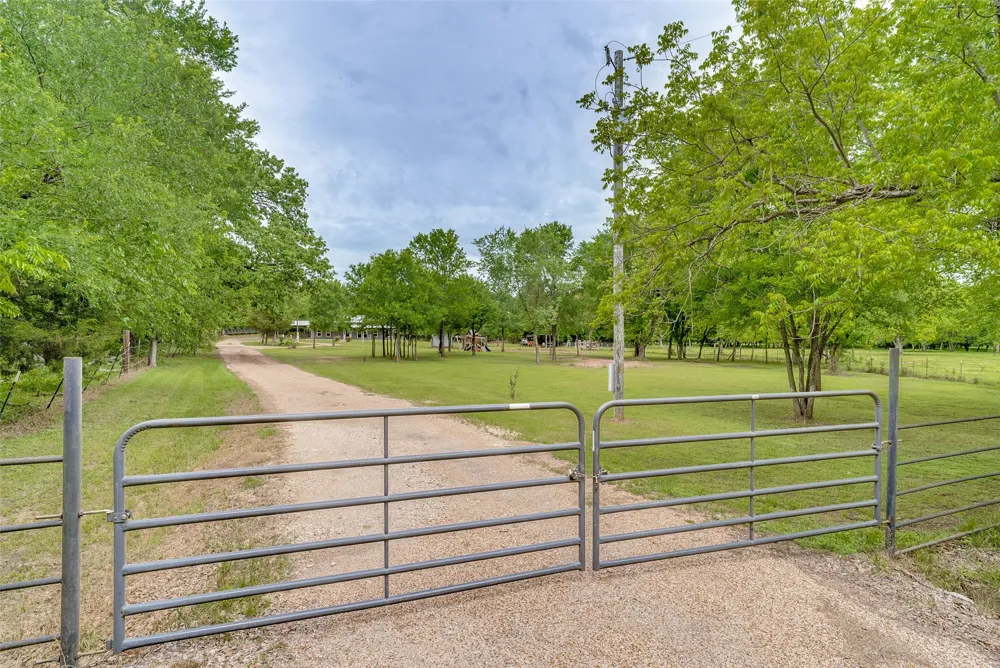 5115 County Road 423 Grandview, TX 76050