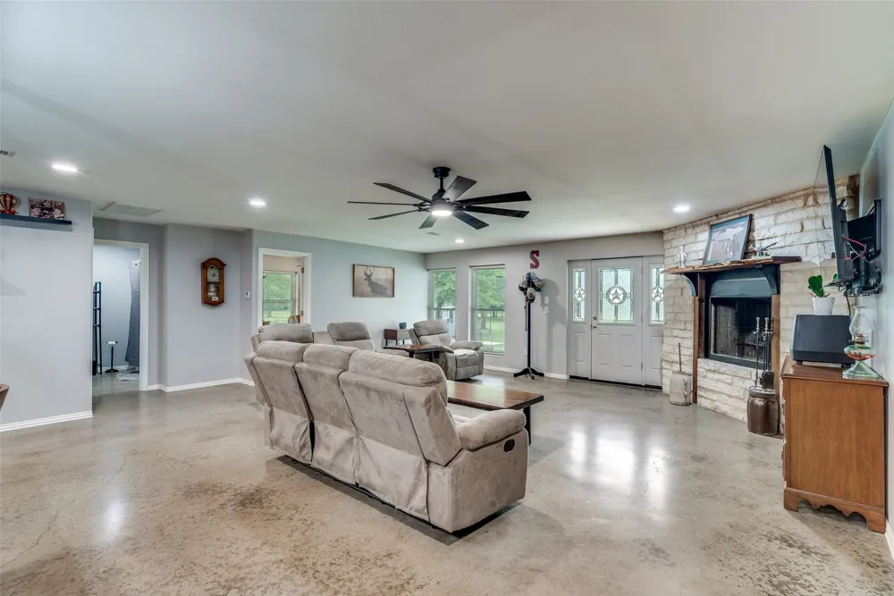 5115 County Road 423 Grandview, TX 76050