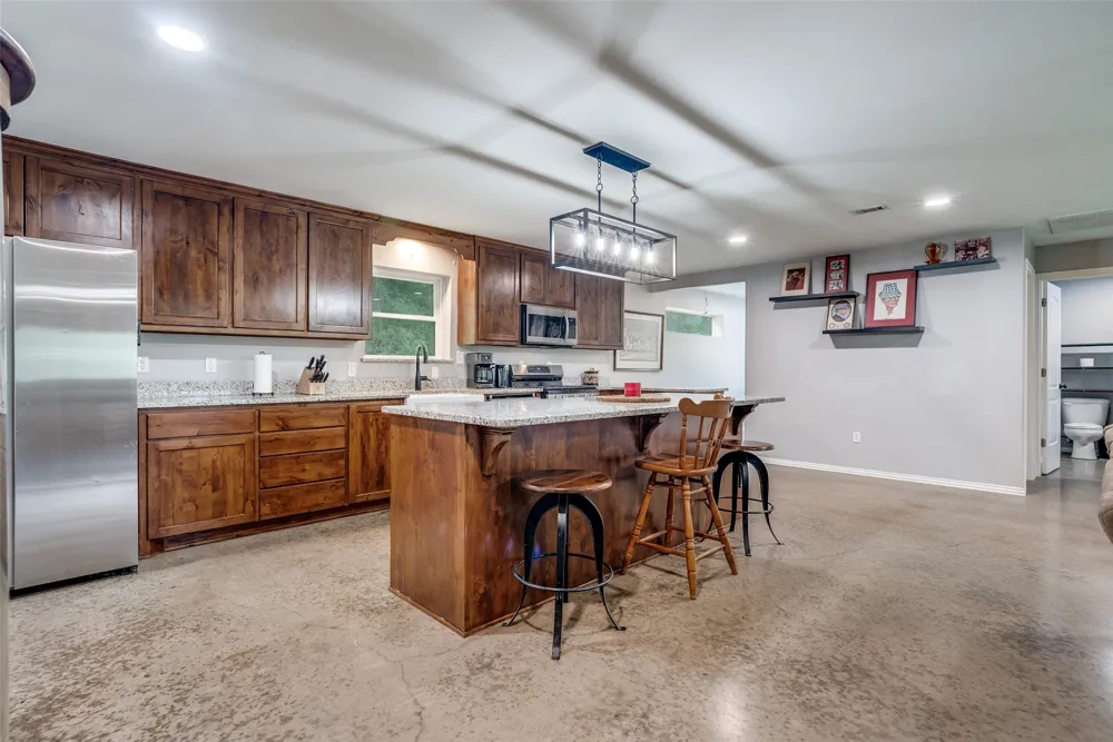 5115 County Road 423 Grandview, TX 76050