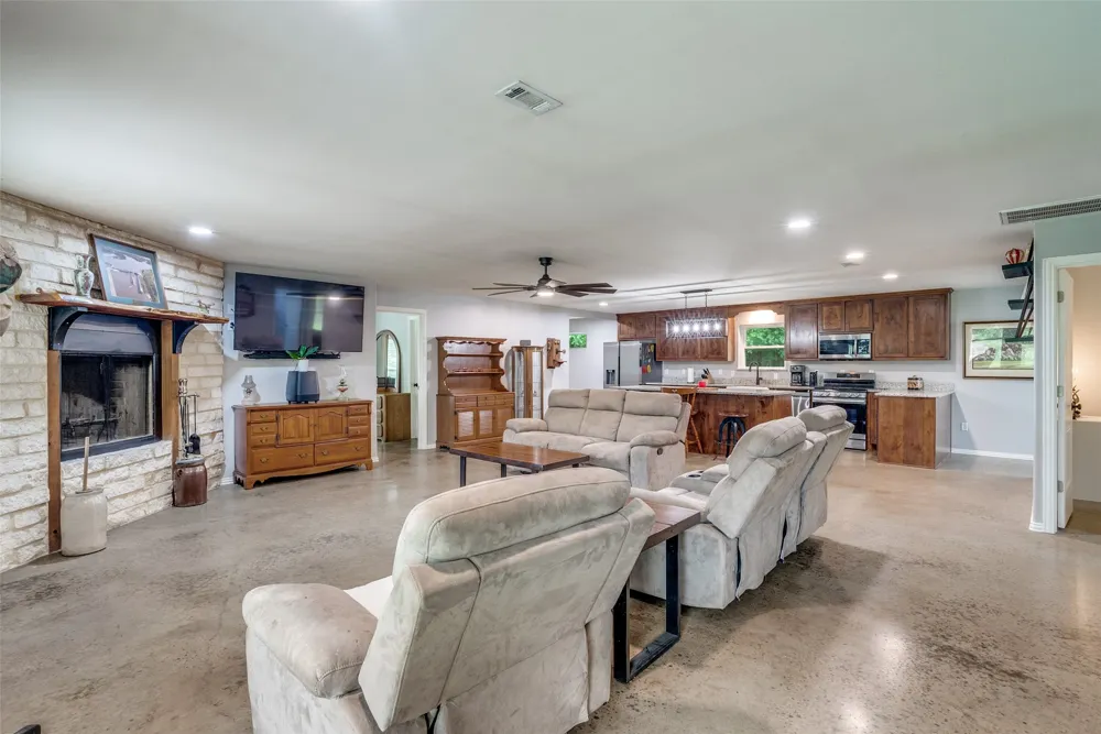 5115 County Road 423 Grandview, TX 76050