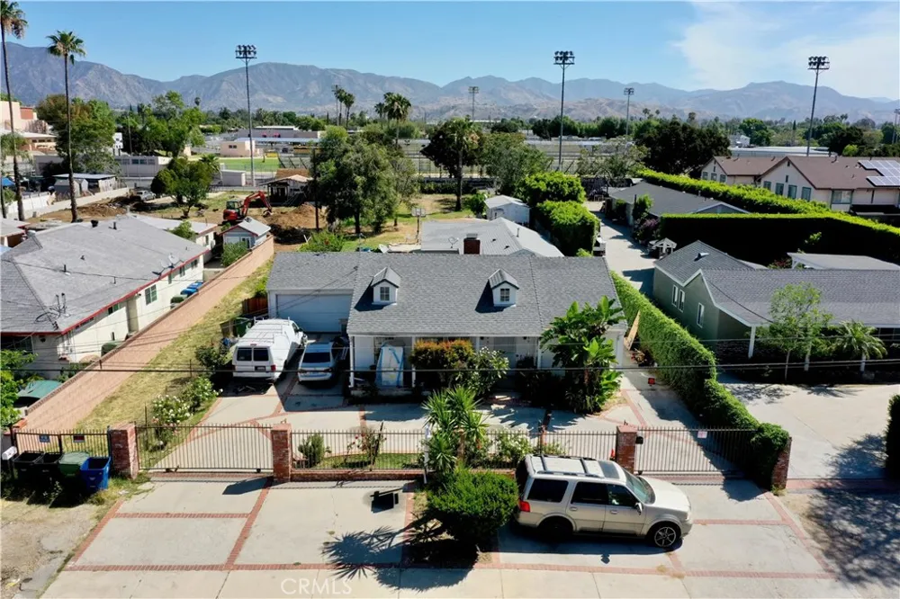 10918 Laurel Canyon San Fernando, CA 91340