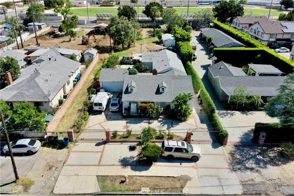 10918 Laurel Canyon San Fernando, CA 91340