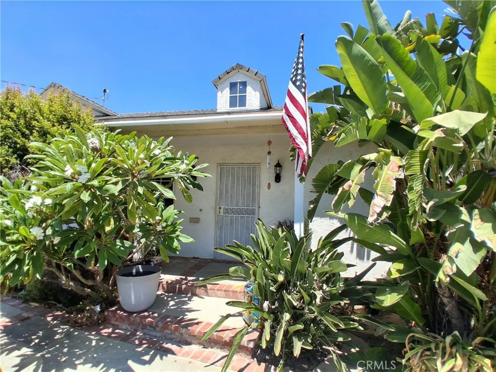 10918 Laurel Canyon San Fernando, CA 91340