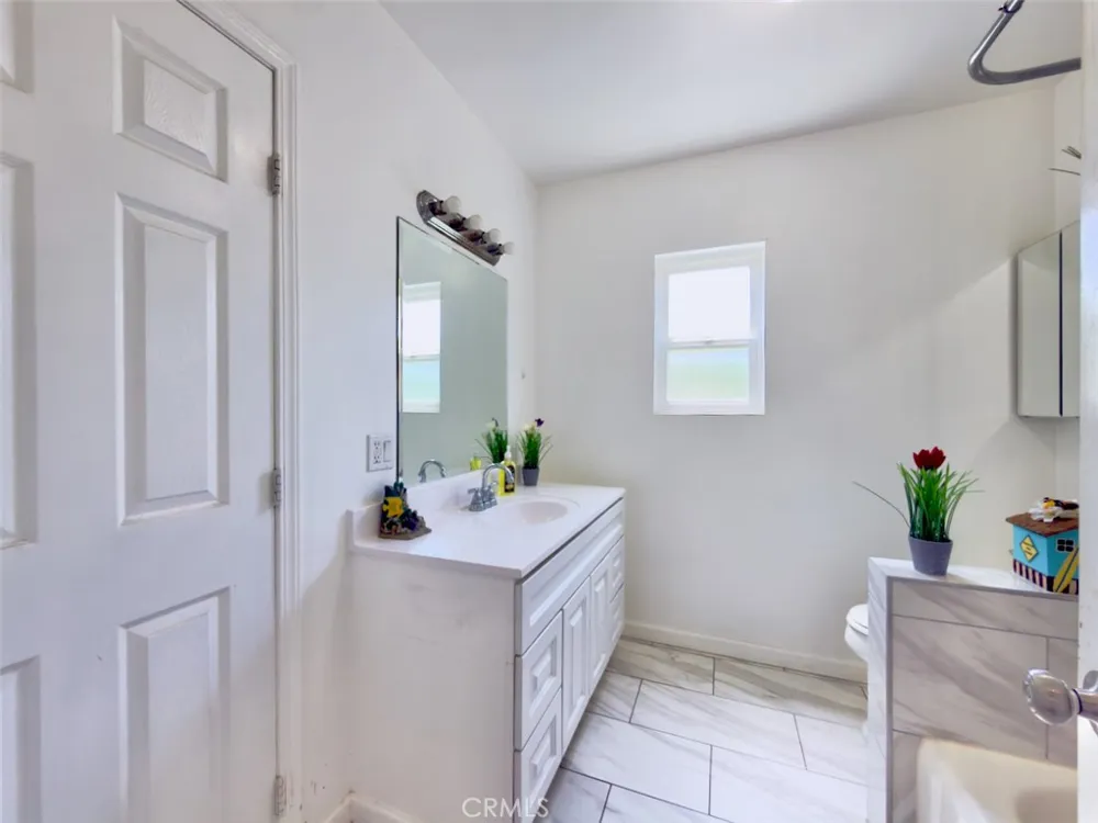 10918 Laurel Canyon San Fernando, CA 91340