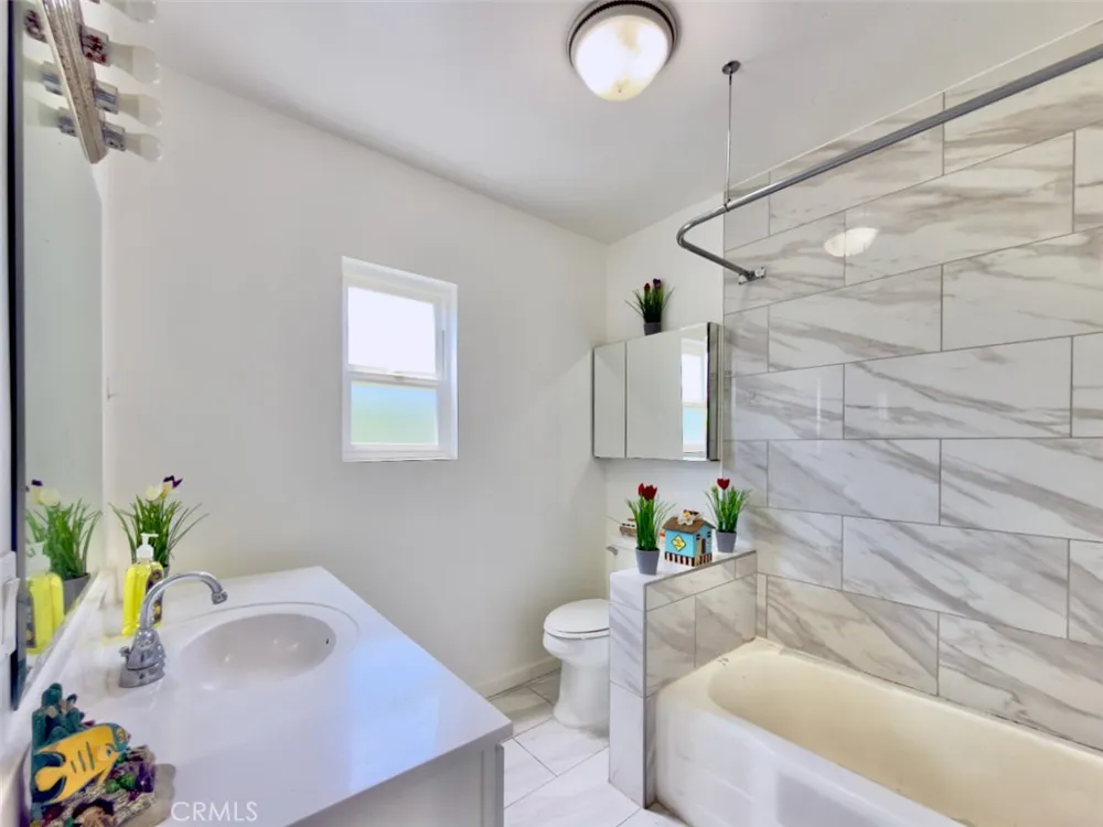 10918 Laurel Canyon San Fernando, CA 91340