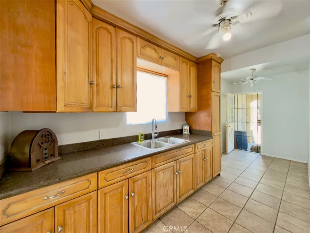 10918 Laurel Canyon San Fernando, CA 91340