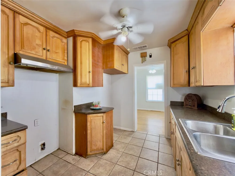 10918 Laurel Canyon San Fernando, CA 91340