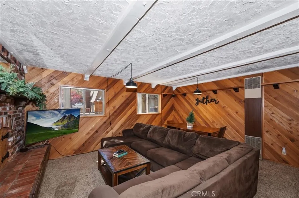 190 Spruce Sugarloaf, CA 92386