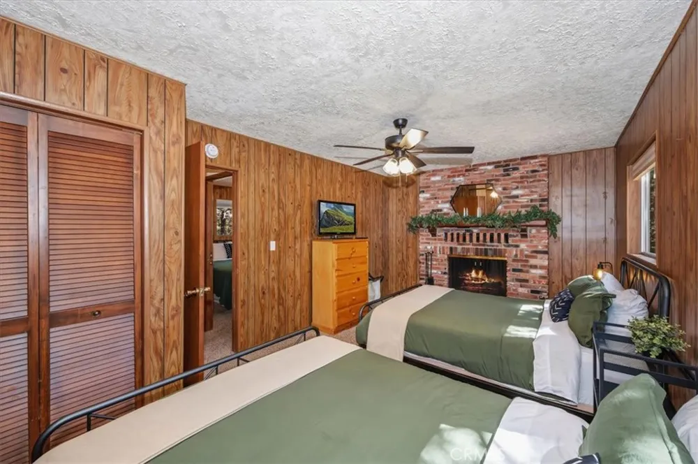 190 Spruce Sugarloaf, CA 92386
