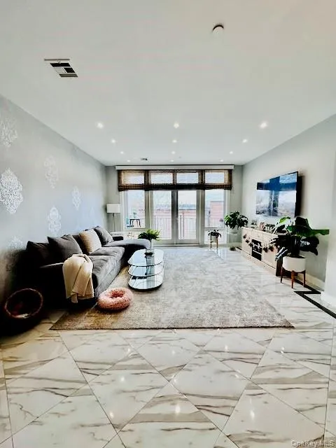 90 Bay Street Landing #4J Staten Island, NY 10301
