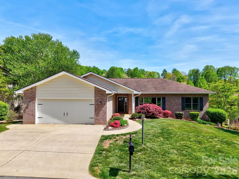 108 Fairway Knoll Drive Hendersonville, NC 28739