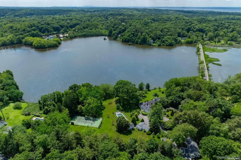 200 Cleft Road Mill Neck, NY 11765