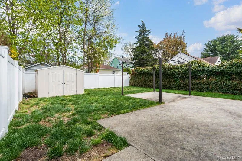 283 Hawthorne Avenue Uniondale, NY 11553