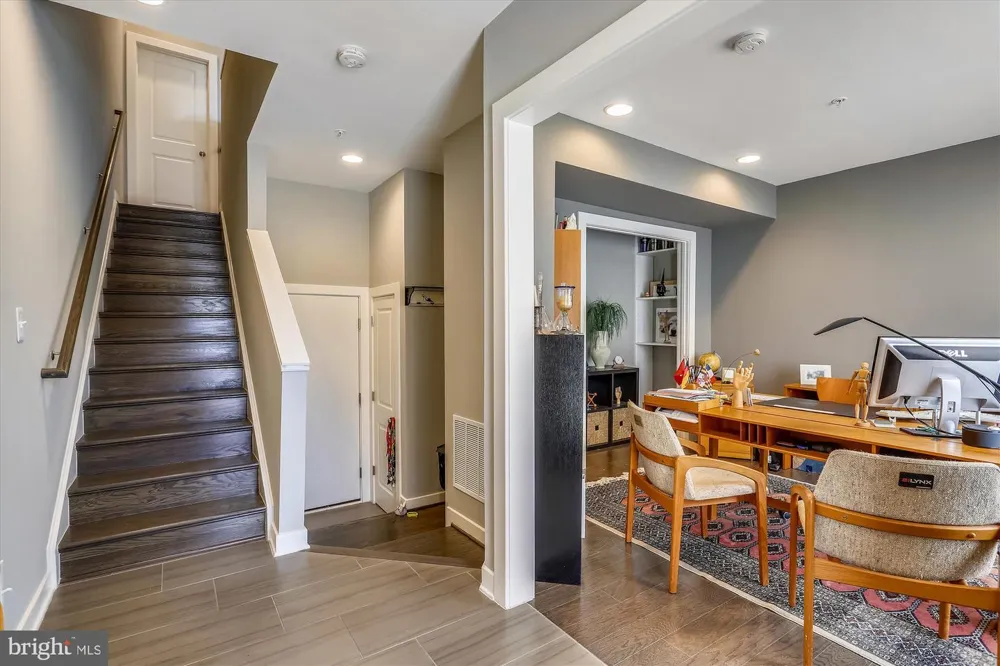 8052 RED HOOK Rockville, MD 20855