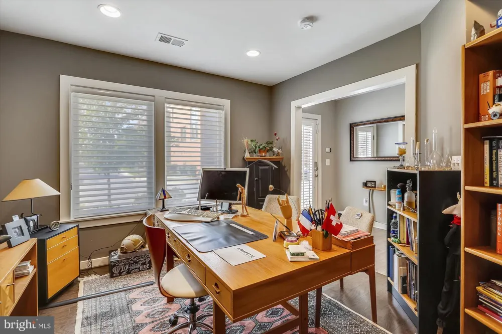 8052 RED HOOK Rockville, MD 20855