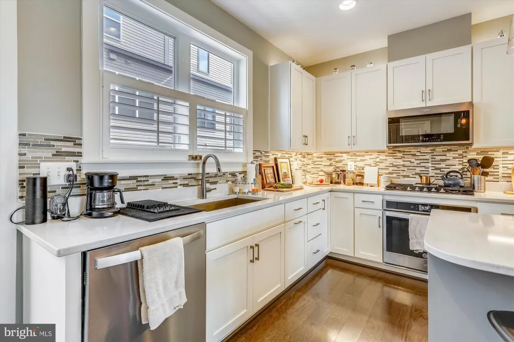 8052 RED HOOK Rockville, MD 20855