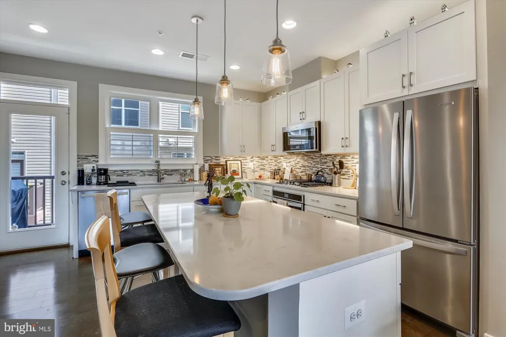 8052 RED HOOK Rockville, MD 20855
