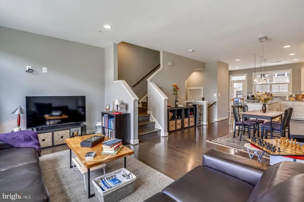 8052 RED HOOK Rockville, MD 20855