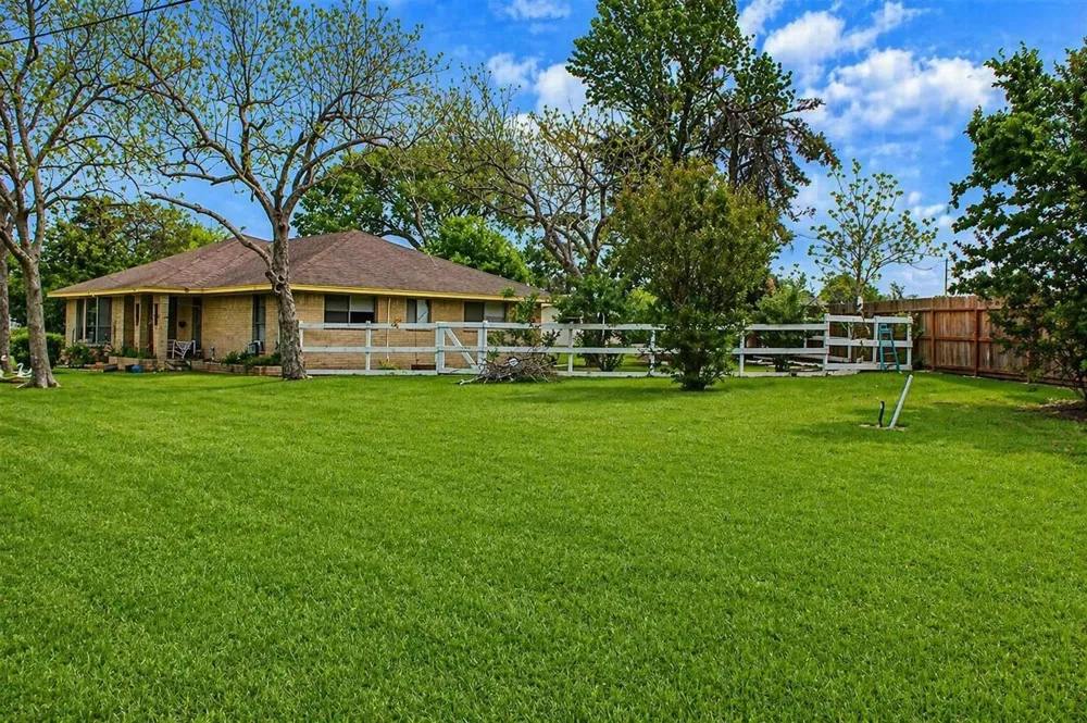 206 Riverside Street Highlands, TX 77562