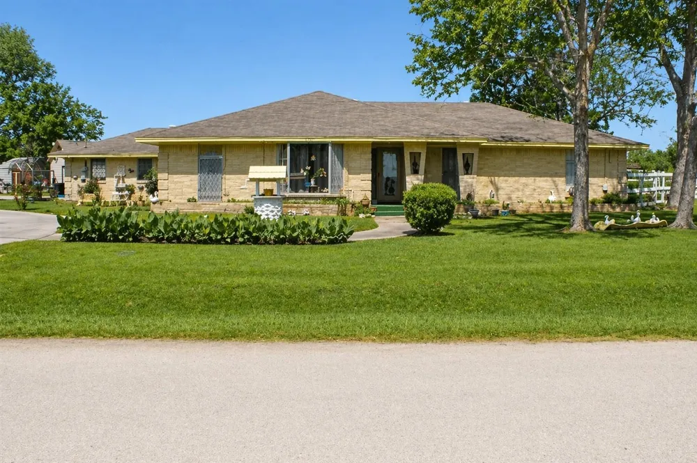206 Riverside Street Highlands, TX 77562