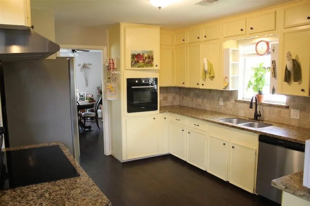 206 Riverside Street Highlands, TX 77562