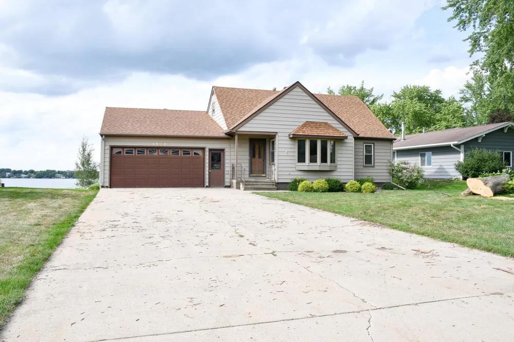 1532 S Shore Drive Worthington, MN 56187