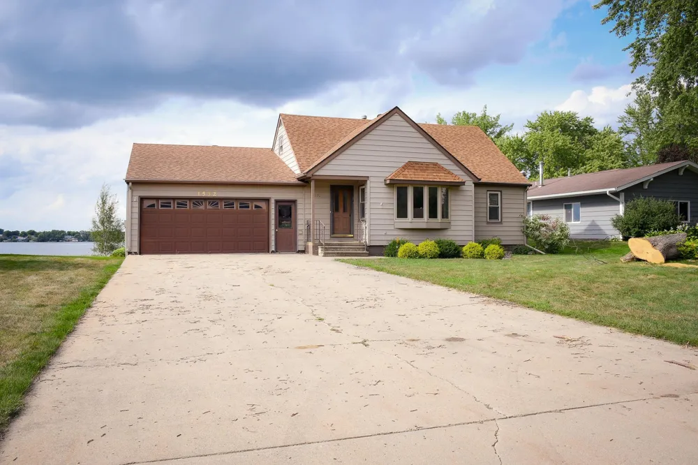 1532 S Shore Drive Worthington, MN 56187