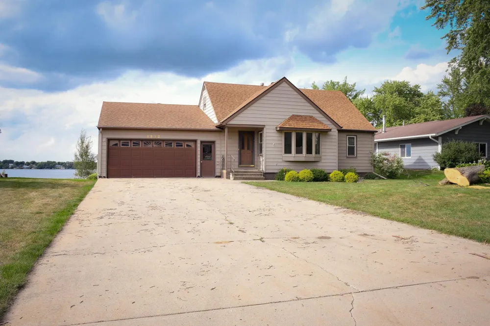 1532 S Shore Drive Worthington, MN 56187
