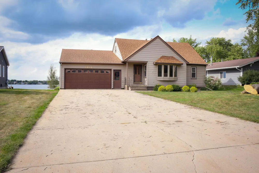 1532 S Shore Drive Worthington, MN 56187