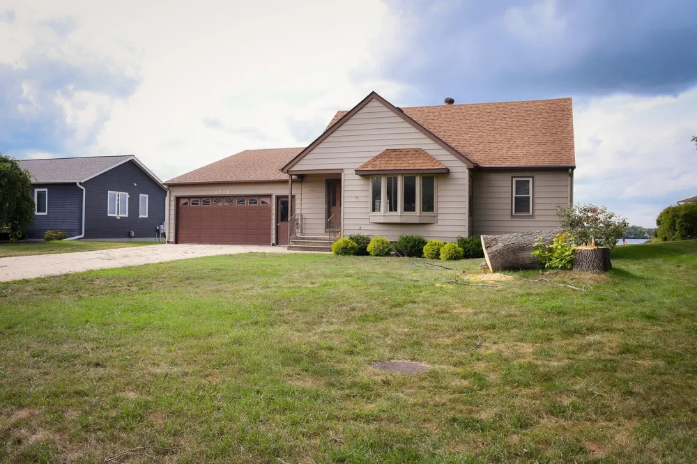 1532 S Shore Drive Worthington, MN 56187
