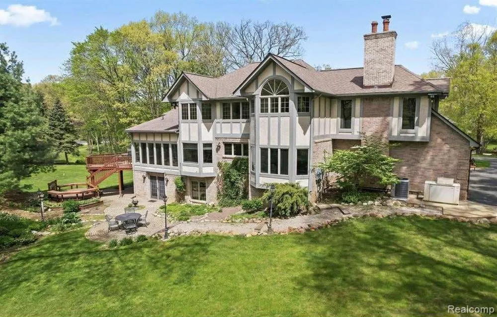 561 Valley Drive Milford Charter Township, MI 48381