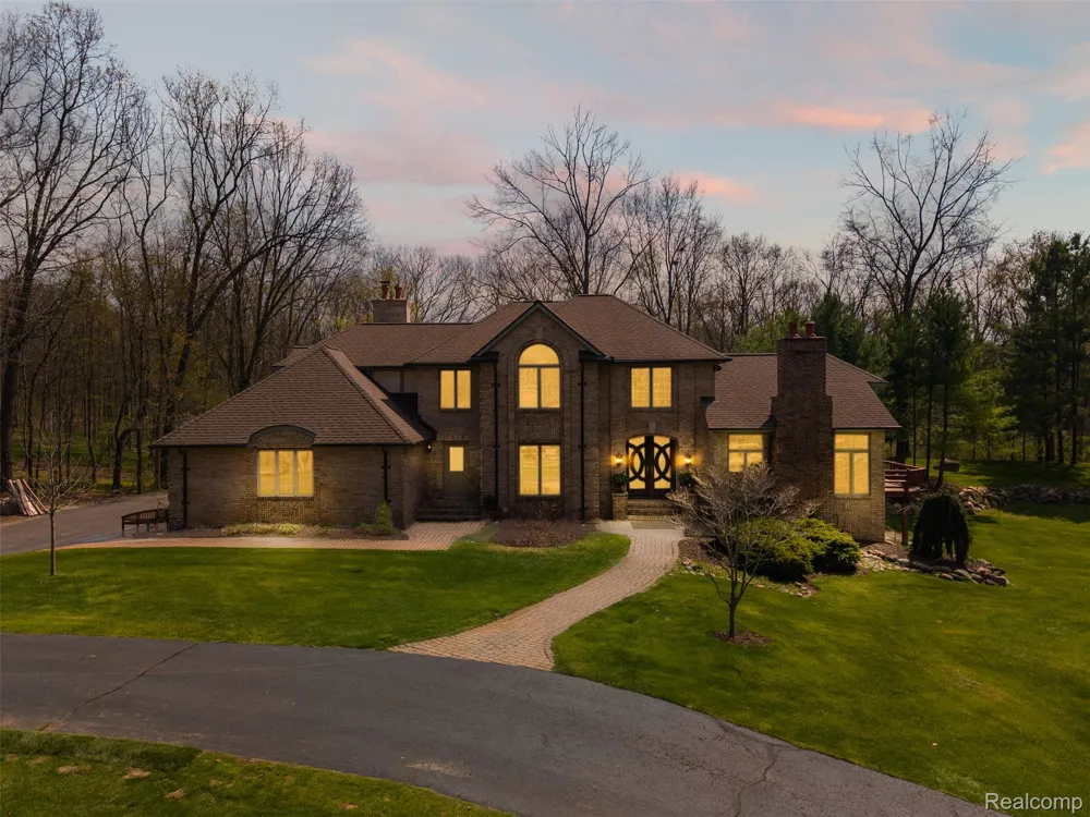 561 Valley Drive Milford Charter Township, MI 48381