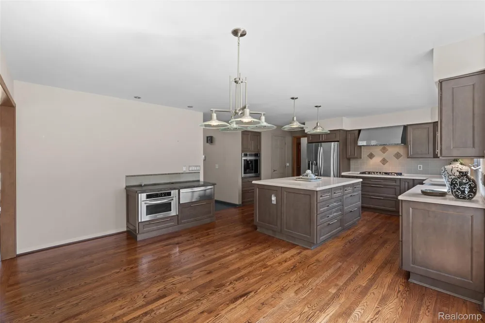 561 Valley Drive Milford Charter Township, MI 48381