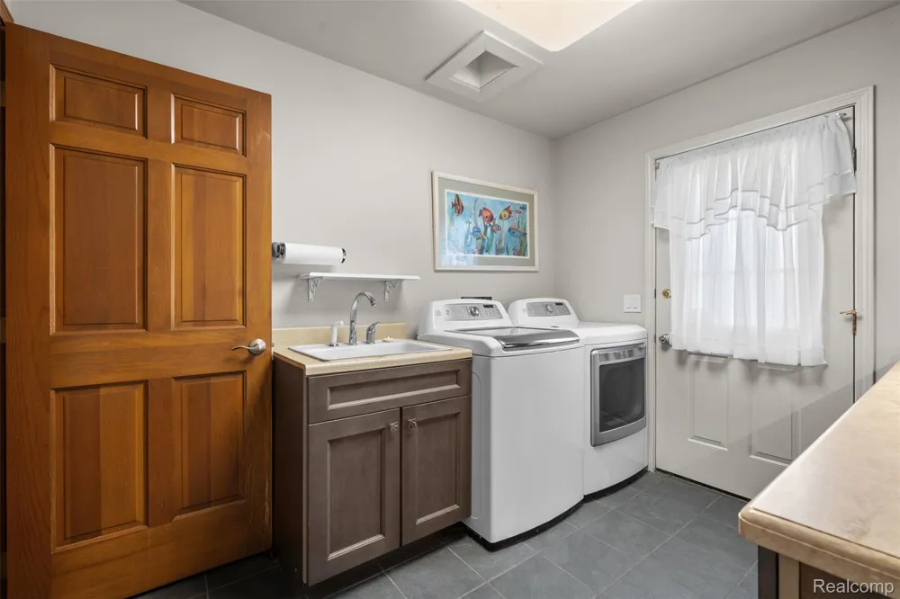 561 Valley Drive Milford Charter Township, MI 48381