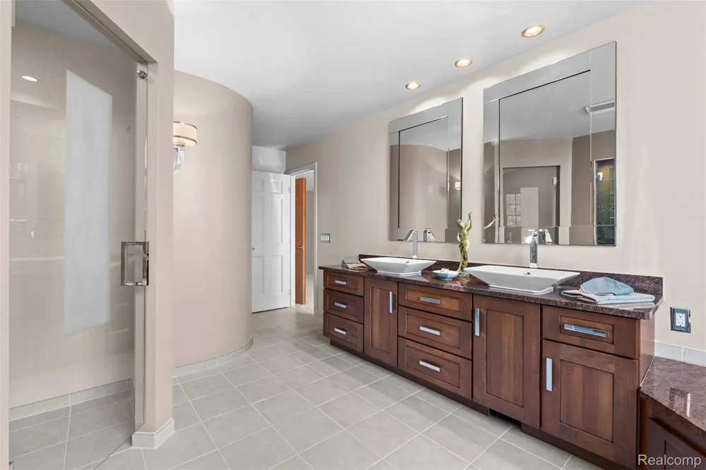 561 Valley Drive Milford Charter Township, MI 48381