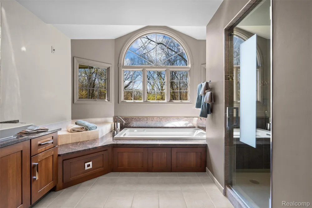 561 Valley Drive Milford Charter Township, MI 48381