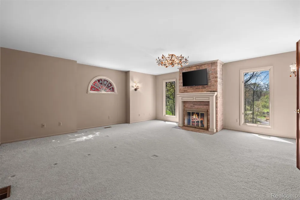 561 Valley Drive Milford Charter Township, MI 48381