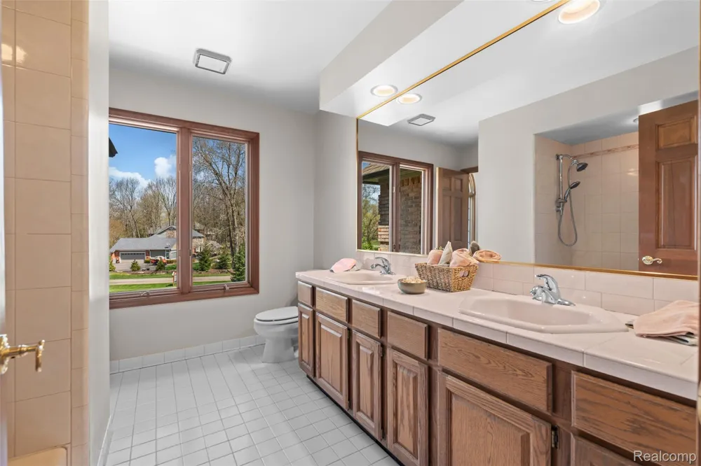 561 Valley Drive Milford Charter Township, MI 48381