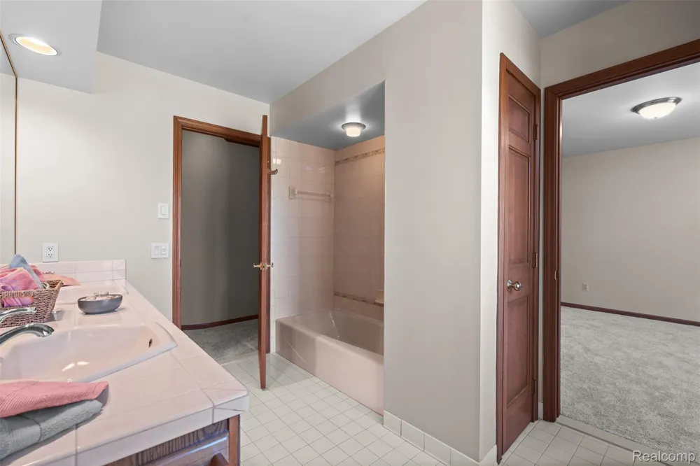 561 Valley Drive Milford Charter Township, MI 48381