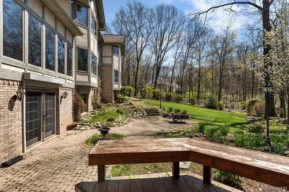 561 Valley Drive Milford Charter Township, MI 48381