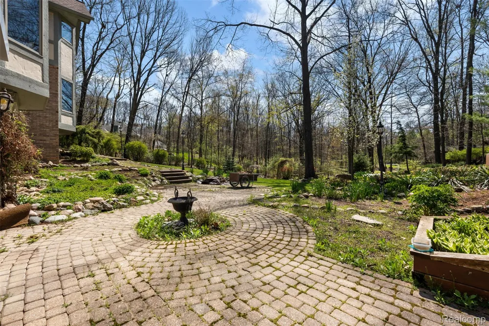561 Valley Drive Milford Charter Township, MI 48381