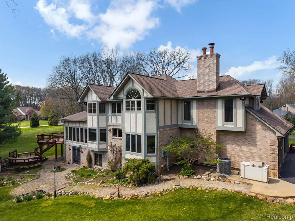 561 Valley Drive Milford Charter Township, MI 48381