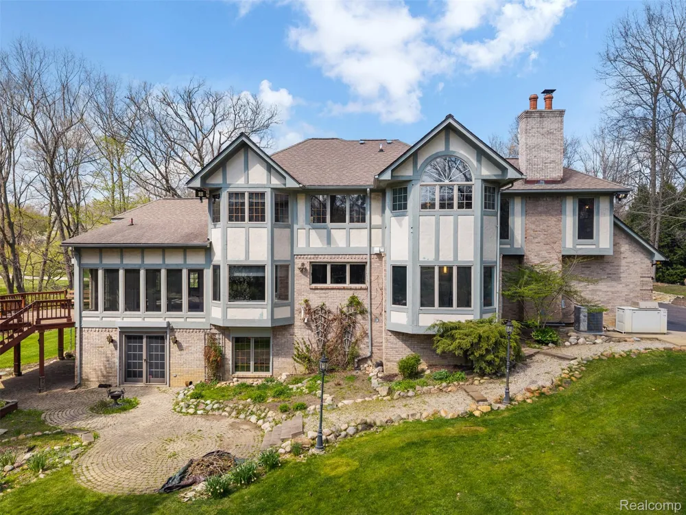561 Valley Drive Milford Charter Township, MI 48381