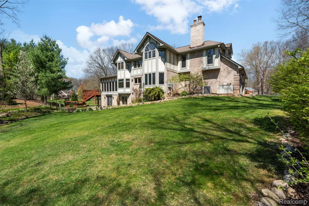 561 Valley Drive Milford Charter Township, MI 48381