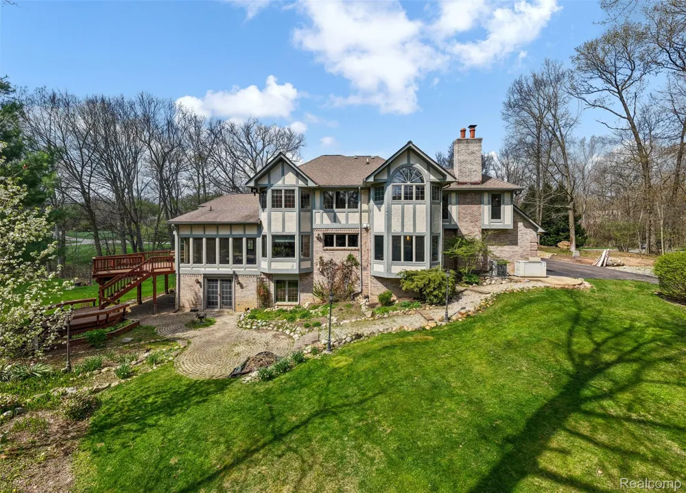 561 Valley Drive Milford Charter Township, MI 48381
