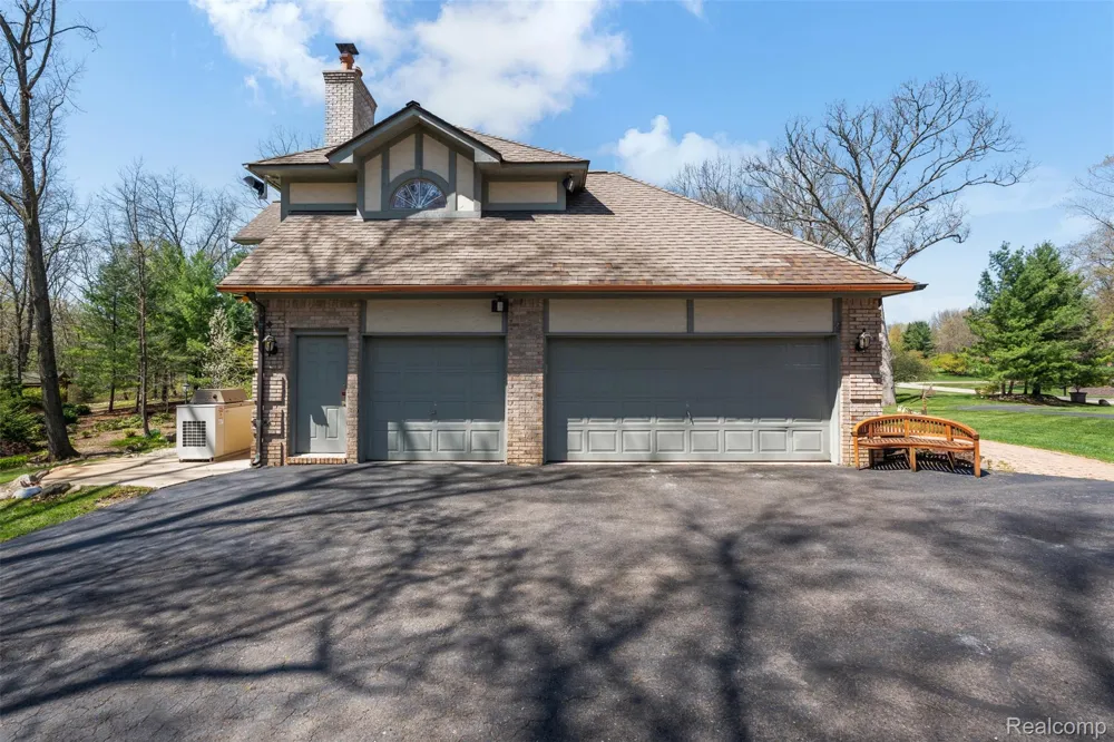 561 Valley Drive Milford Charter Township, MI 48381