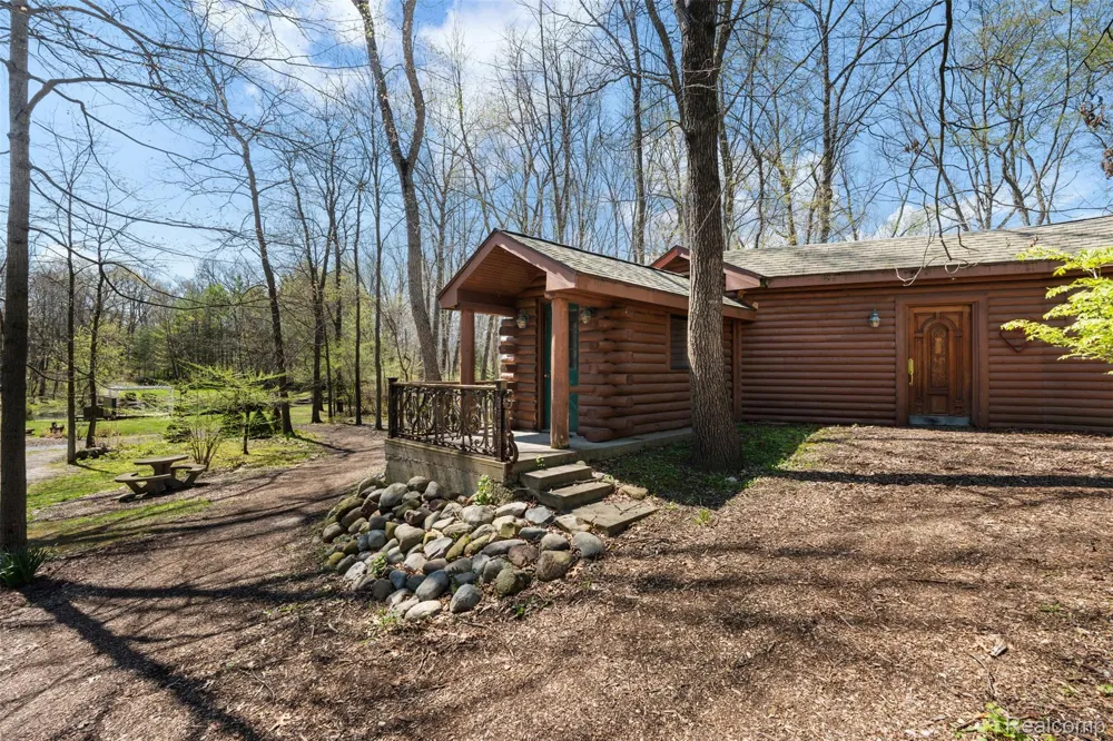 561 Valley Drive Milford Charter Township, MI 48381