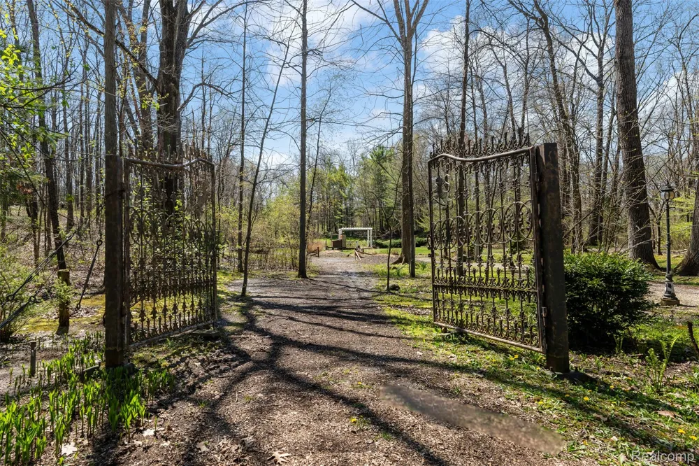 561 Valley Drive Milford Charter Township, MI 48381