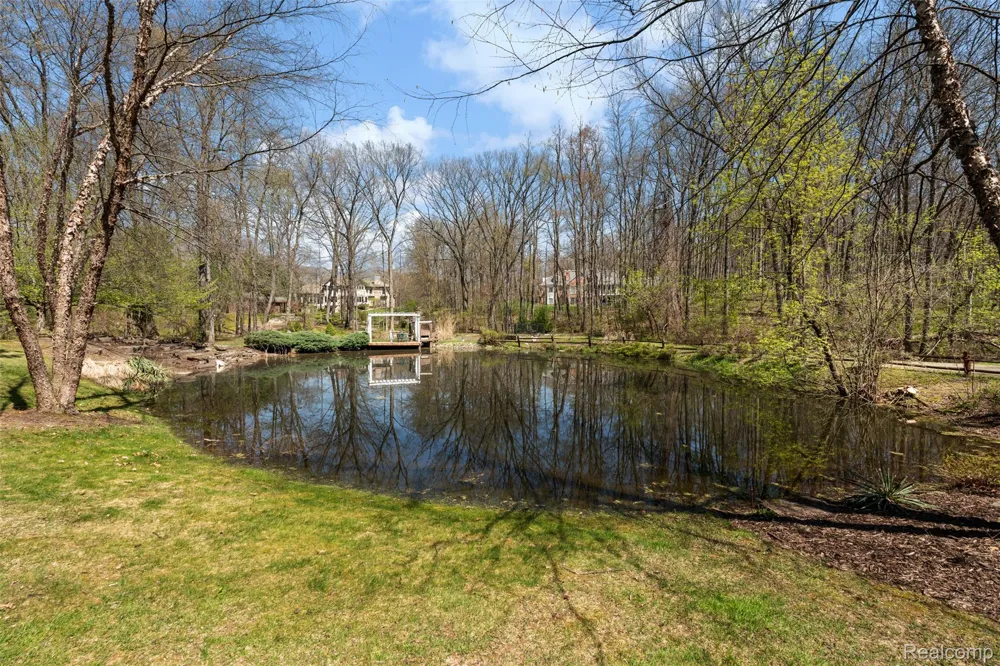 561 Valley Drive Milford Charter Township, MI 48381