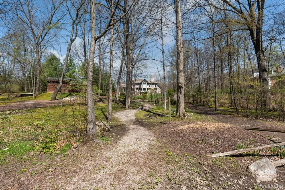 561 Valley Drive Milford Charter Township, MI 48381